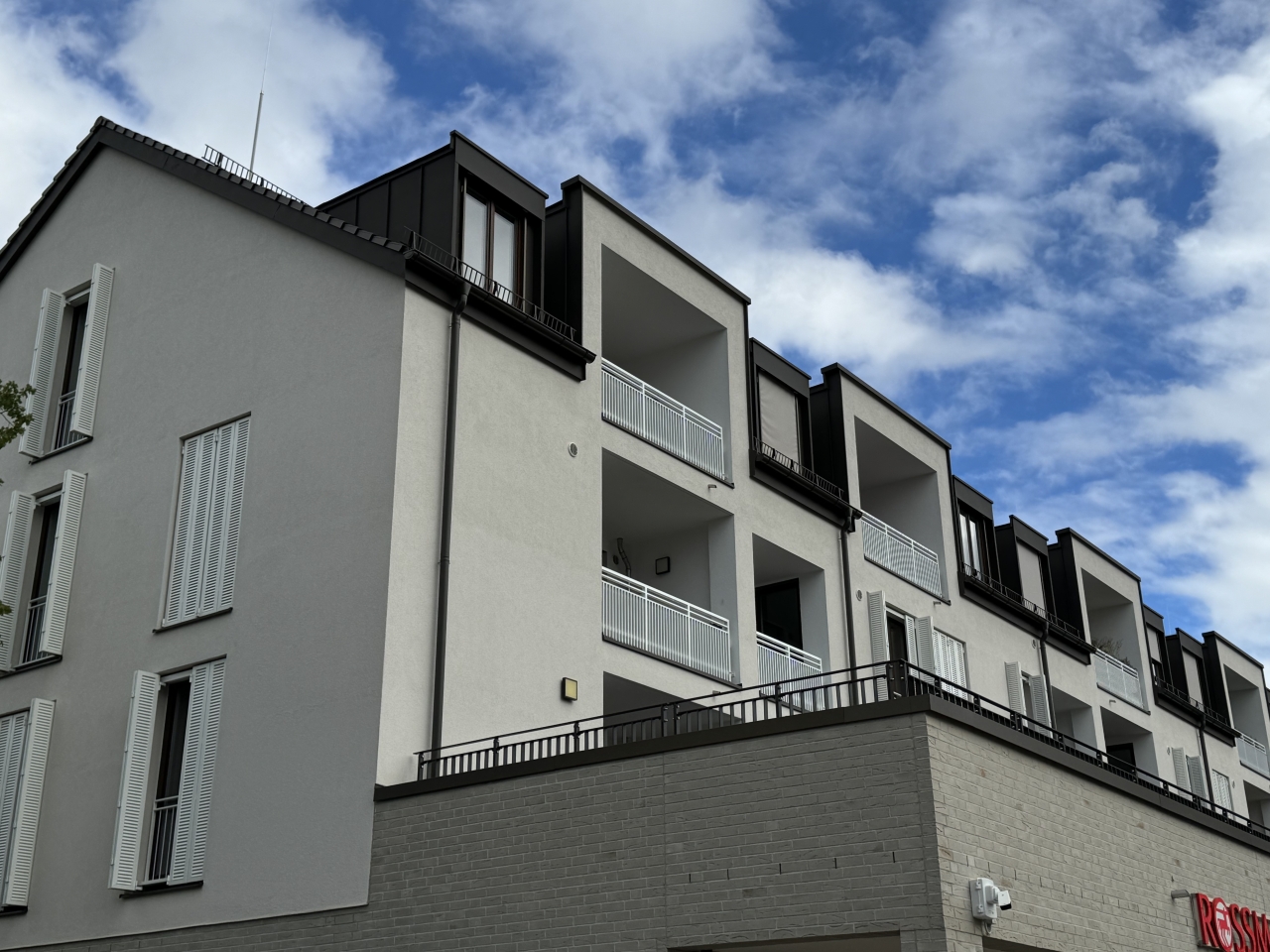 eco+ architekten - Projekt: Neubau einer Wohn- und Geschäftshauses mit 45 Wohneinheiten und 10 Ladeneinheiten