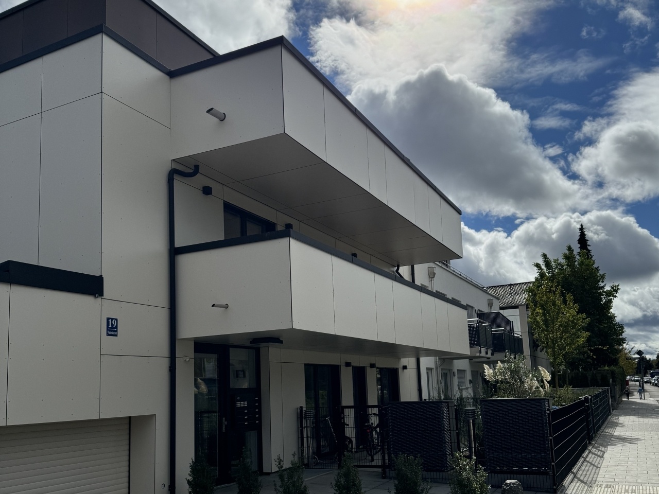 eco+ architekten: Projekt: Neubau eines Wohnhauses mit 2 Gewerbeeinheiten für freie Berufe im Effizenzhaus 40+ Standard