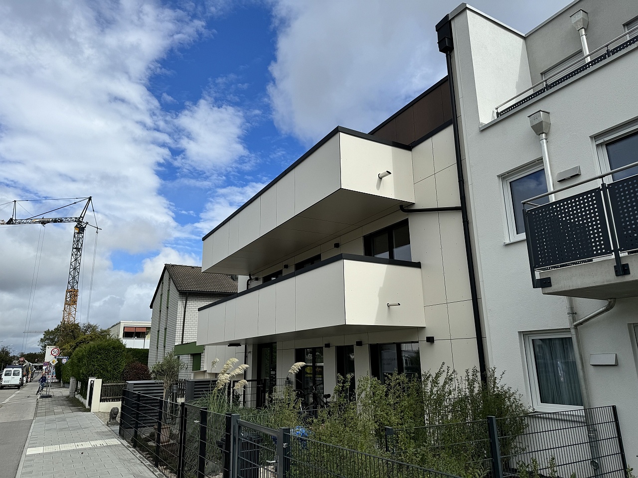eco+ architekten: Projekt: Neubau eines Wohnhauses mit 2 Gewerbeeinheiten für freie Berufe im Effizenzhaus 40+ Standard