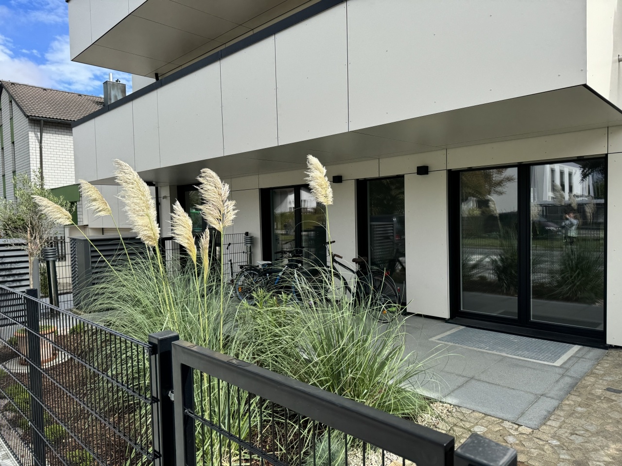 eco+ architekten: Projekt: Neubau eines Wohnhauses mit 2 Gewerbeeinheiten für freie Berufe im Effizenzhaus 40+ Standard