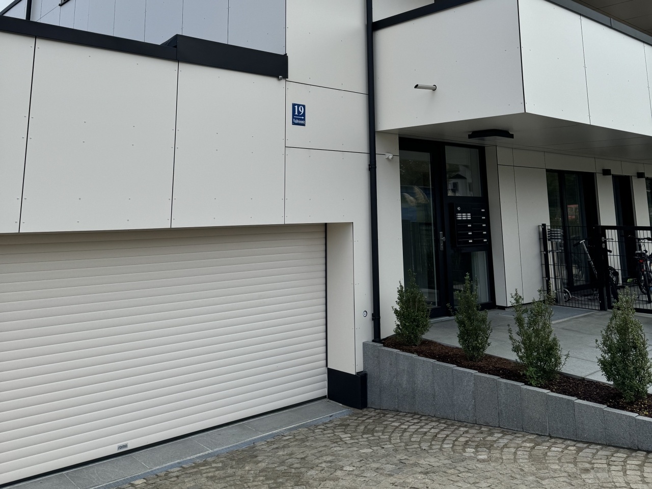 eco+ architekten: Projekt: Neubau eines Wohnhauses mit 2 Gewerbeeinheiten für freie Berufe im Effizenzhaus 40+ Standard