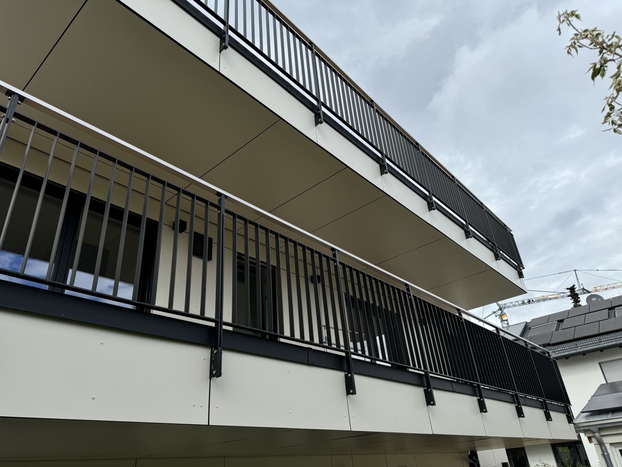 eco+ architekten: Projekt: Neubau eines Wohnhauses mit 2 Gewerbeeinheiten für freie Berufe im Effizenzhaus 40+ Standard
