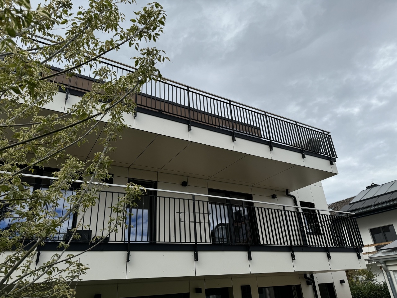 eco+ architekten: Projekt: Neubau eines Wohnhauses mit 2 Gewerbeeinheiten für freie Berufe im Effizenzhaus 40+ Standard