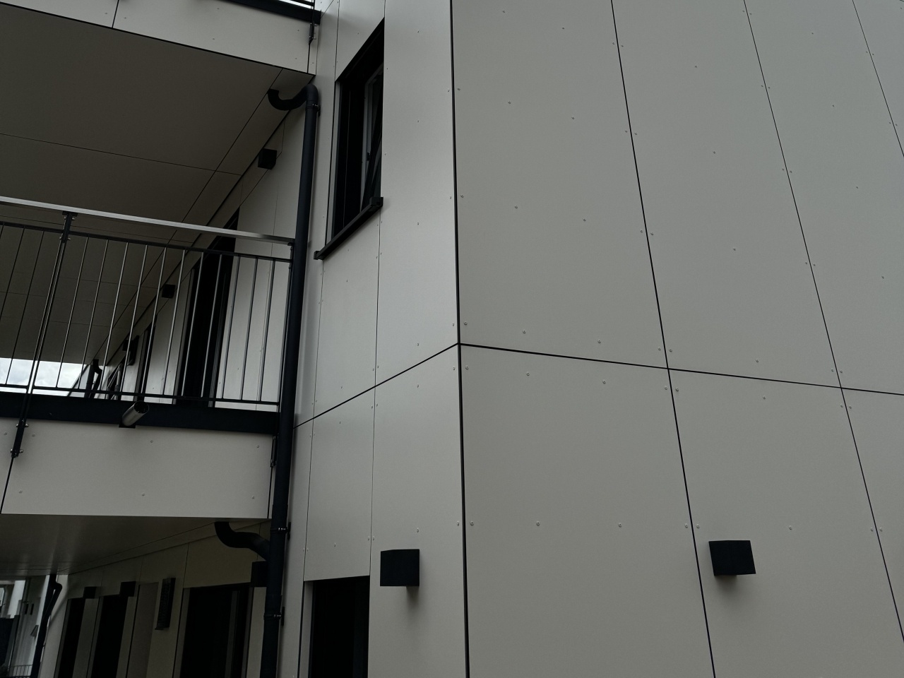 eco+ architekten: Projekt: Neubau eines Wohnhauses mit 2 Gewerbeeinheiten für freie Berufe im Effizenzhaus 40+ Standard